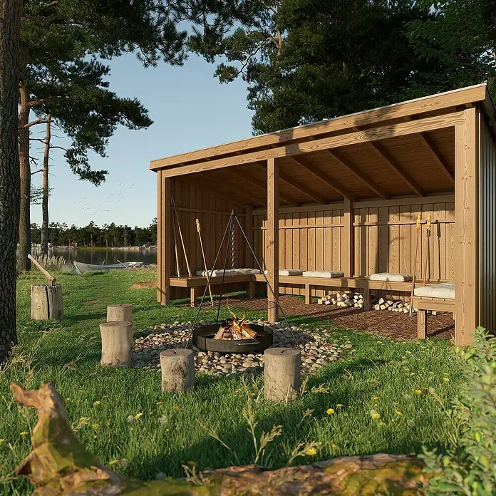 Plus Gartenhaus Grillhütte - Außenmaß inkl. Dachüberstand (B x T): 446 x 240 cm, Holz, Offen - Hölzerner Unterstand mit Bänken, Feuerstelle und Baumstamm-Sitzen in natürlicher Umgebung.