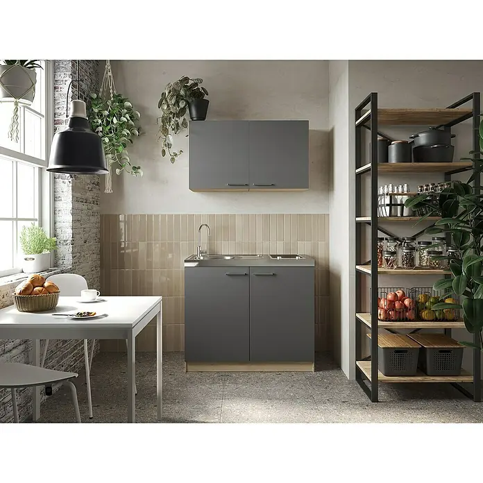 Respekta Merle Miniküche Set 4 - Breite: 100 cm, Grau, Glaskeramikkochfeld - Die moderne Küche mit grauen Schränken, Regalen aus Holz und stilvoller Beleuchtung bietet Stauraum und Arbeitsfläche.
