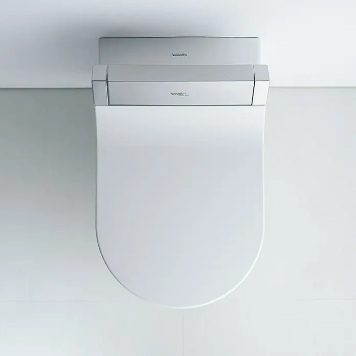 Duravit DuraStyle Wand-WC Typ 2Mit Spülrand, Ohne Spezialglasur, Spülform: Tief, WC Abgang: Waagerecht, Weiß - Das Bild zeigt eine moderne Duravit Toilette in einem minimalistischen Badezimmerdesign. Die Toilette ist weiß und hat eine klare, elegante Form.