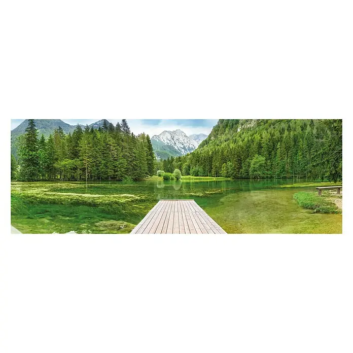 Komar Fototapete Green Lake - 4 -tlg., B x H: 368 x 127 cm, Papier - Ein malerischer Blick auf einen See, umgeben von grünen Bäumen und Bergen, mit einem hölzernen Steg im Vordergrund.