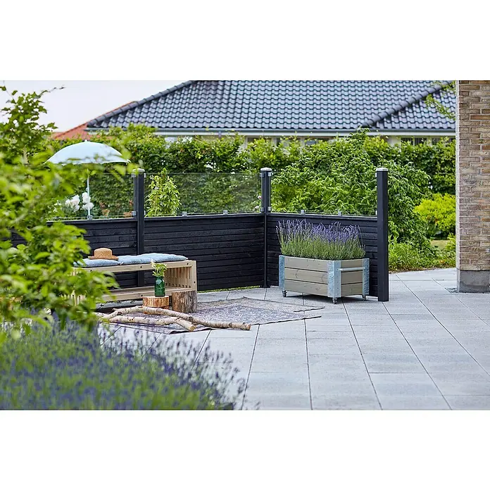 Plus Sichtschutzelement Plank mit Glaselement - 174 x 125 cm, Schwarz (RAL 9005) - Stilvolles Outdoor-Ambiente mit Holzbank, Blumenkasten und modernem Zaun, perfekt für entspannte Stunden im Garten.