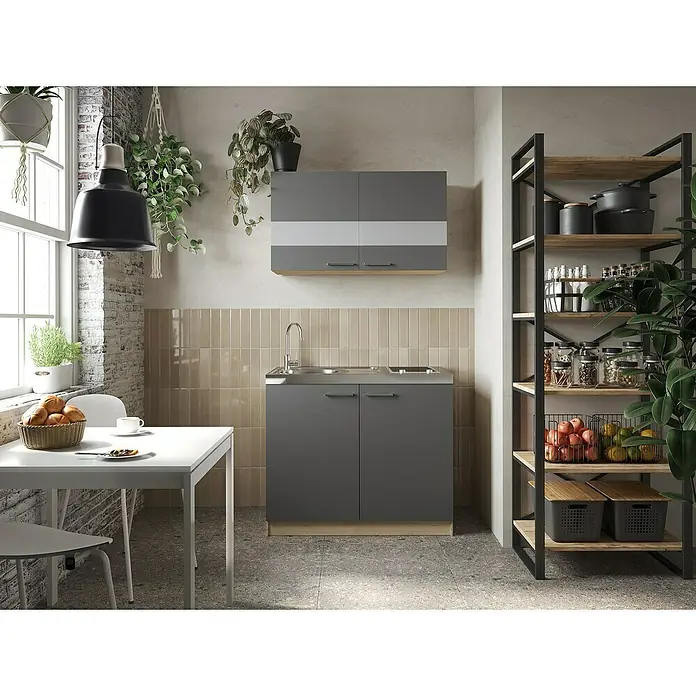Respekta Merle Miniküche Set 3 - Breite: 100 cm, Grau, Glaskeramikkochfeld - Küchenszene mit modernem Küchenschrank in Grau, ergänzt durch Regale und Dekorationen, die eine stilvolle Atmosphäre schaffen.