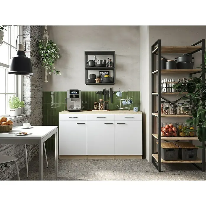 Respekta Merle Küchen-Unterschrank - B x T x H: 150 x 60 x 85 cm, Weiß - Küchenszene mit weißen Schränken, Regalen mit Kochutensilien, Esstisch am Fenster und einer Hängepflanze.