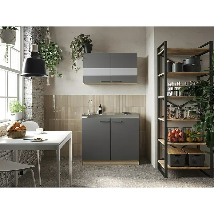 Respekta Merle Miniküche Typ 5 - Breite: 100 cm, Grau, Duo-Kochmulde - Modernes Kücheninterieur mit grauen Schränken, Regal mit Küchenutensilien und Pflanzen, die eine gemütliche Atmosphäre schaffen.