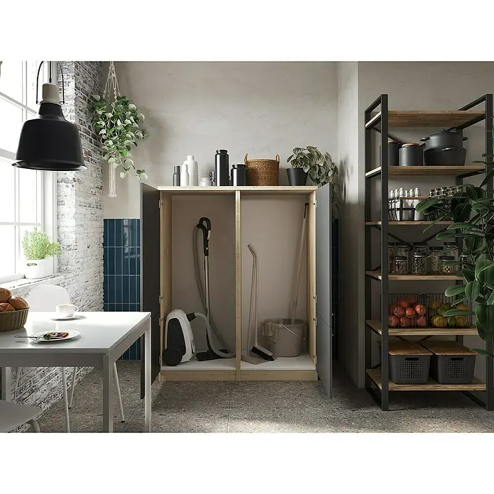Respekta Merle Hochschrank - B x T x H: 120 x 60 x 144,9 cm, Grau - Eine Aufnahme des hellen Raumes, in dem sich ein Putzschrank mit Staubsauger und Reinigungsgeräten befindet.
