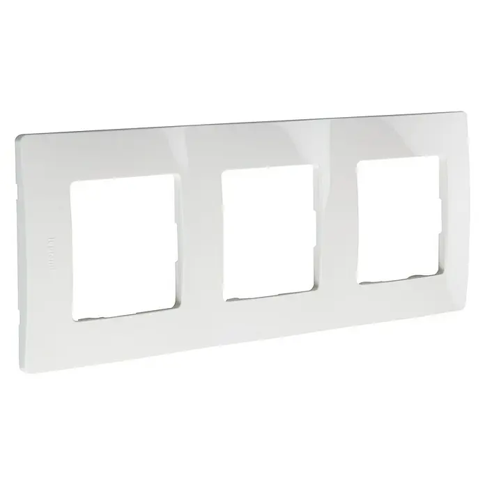 Legrand Niloé Marco - Blanco, Modelo de mecanismos: x 3, Plástico, Instalar - Una placa frontal blanca de Legrand con tres aperturas para interruptores o enchufes. Ideal para instalaciones eléctricas.