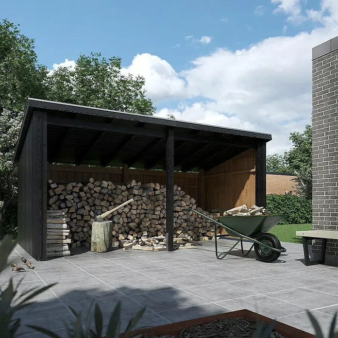 Plus Gartenhaus Multi Nordic - Außenmaß inkl. Dachüberstand (B x T): 446 x 240 cm, Holz, Natur, Offen inkl. Dachpappe und Aluleisten - Ein dunkler Holzschuppen gefüllt mit gestapeltem Brennholz, mit einer Axt auf einem Hackstock und einer Schubkarre auf der Terrasse.