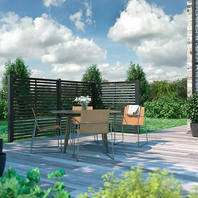 Plus Sichtschutzelement Koyto - 160 x 160 cm, Holz, Schwarz - Eine stilvolle Terrassengestaltung mit einem modernen Sichtschutzzaun, der Privatsphäre und Ästhetik verbindet. Elegante Outdoor-Möbel ergänzen den Look.