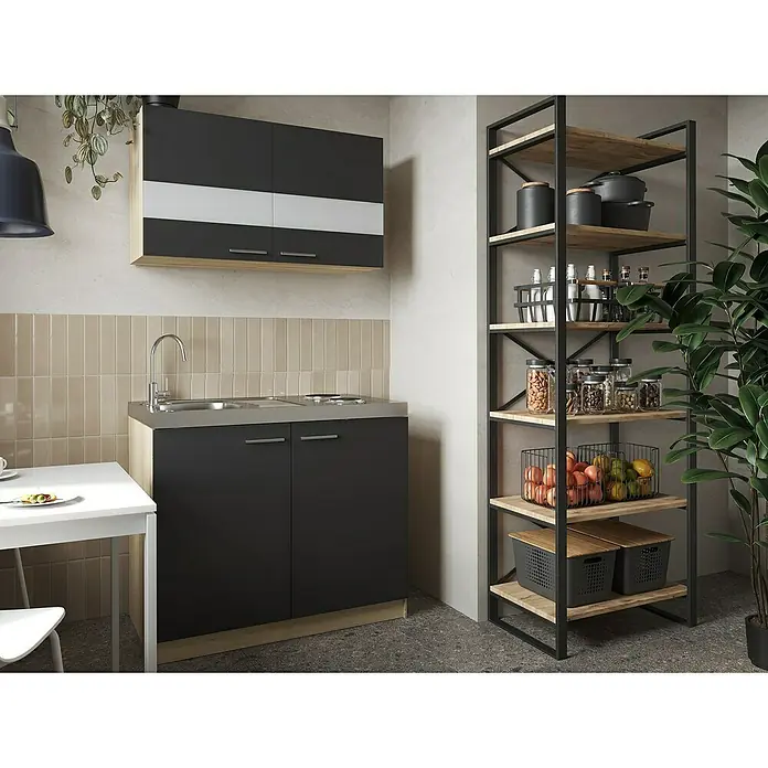 Respekta Merle Miniküche Typ 5 - Breite: 100 cm, Schwarz, Duo-Kochmulde - Küchenszene mit modernem Regal, das mit Vorratsbehältern, Gewürzen und Früchten gefüllt ist, neben einem Spülbecken und Hängeschränken.