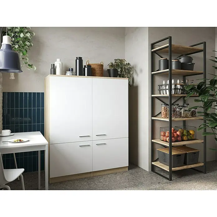 Respekta Merle Hochschrank - B x T x H: 120 x 60 x 144,9 cm, Weiß - Küchenaufnahme mit weißem Schrank und Regal, dekoriert mit Pflanzen und Utensilien. Der Fokus liegt auf dem stilvollen Küchendesign und der Organisation.