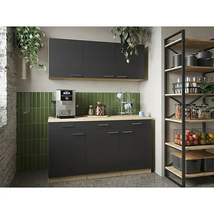Respekta Merle Küchen-Set - 150 x 60 x 200 cm, Schwarz - Küchenansicht mit dunklen Schränken, Arbeitsfläche in Holzoptik, Dekoration und einem Regal mit Küchenutensilien für eine stilvolle Atmosphäre.