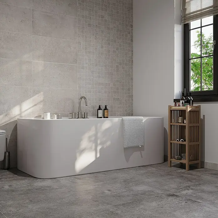 My Home Feinsteinzeugfliese - 30 x 60 cm, Grau, Matt - Ein Badezimmer mit einer freistehenden Badewanne und einem Holzregal, das zusätzlichen Stauraum bietet. Die Fliesen sind in Grautönen gehalten.