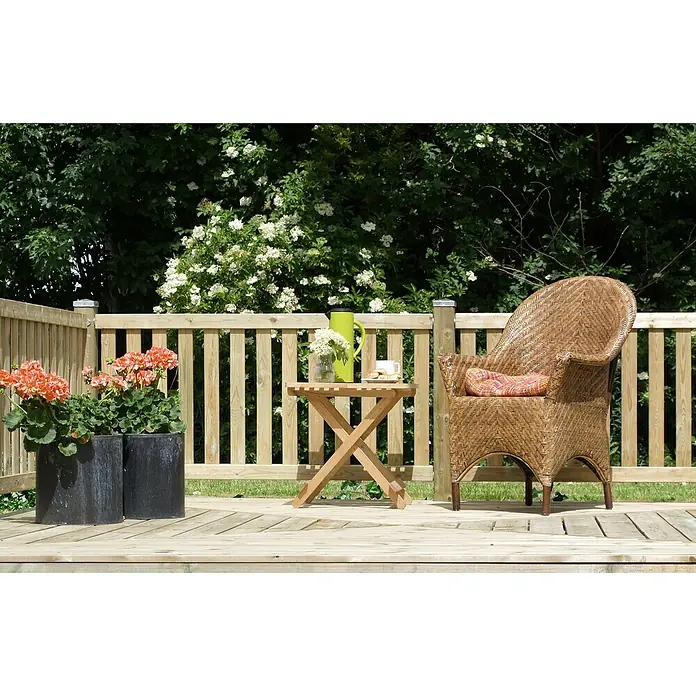 Plus Sichtschutzelement Ligno - 150 x 73 cm, Natur - Einladende Gartenszene mit Rattan-Sessel und Tisch, dekoriert mit Blumen und Getränken auf einer Holzterrasse vor üppigem Grün.