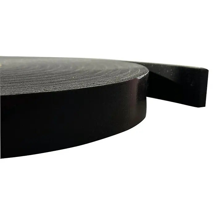 Rigips Rigidur Randdämmstreifen - 10 m x 30 mm x 6 mm - Nahaufnahme einer Rolle schwarzes Schaumstoffklebeband, das seine Textur und Dicke zeigt.