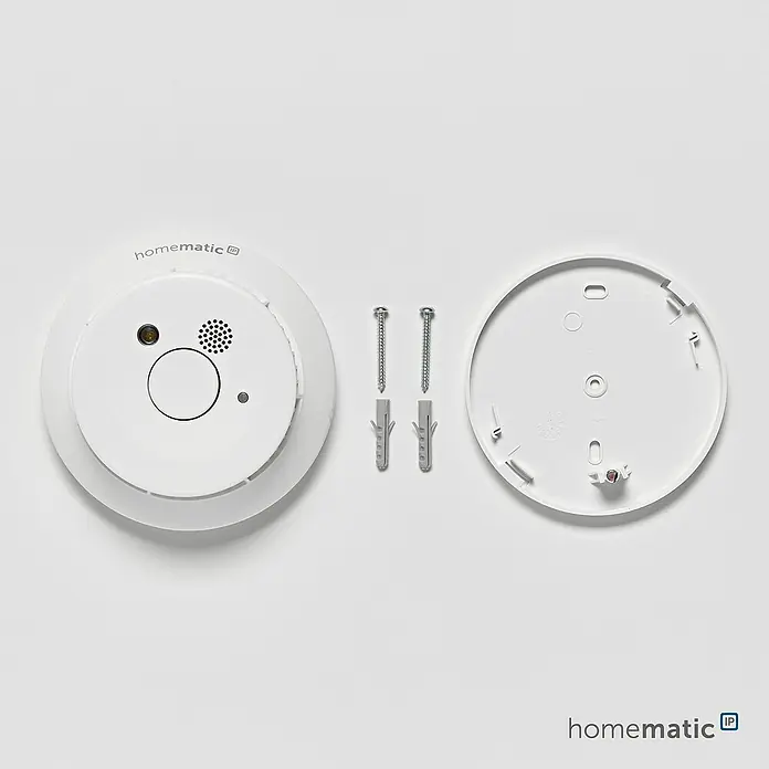 Homematic IP Rauchwarnmelder mit Q-Label - Durchmesser: 11,5 cm, Batterielaufzeit: 10 Jahre, Alarmsignal: 85 dB - Homematic IP Rauchmelder mit Montagezubehör. Das Gerät ist in Weiß gehalten und für die Deckenmontage vorgesehen.
