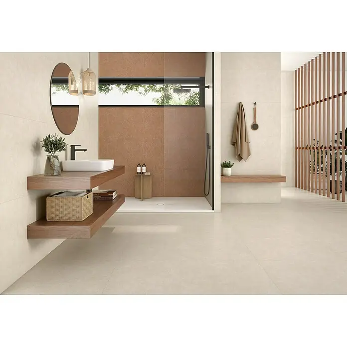 BHS Showroom Revestimiento de pared Fez deko - 60 x 120 cm, Terracota, Mate, Rectificado - Un baño con azulejos beige, un lavabo moderno con estantes de madera y una ducha a ras de suelo con toques marrones.