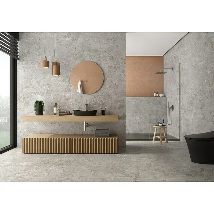 BHS Showroom Pavimento porcelánico Marais - 60 x 60 cm, Gris, Mate, Rectificado - Un baño moderno con azulejos grises, un lavabo sobre encimera y una ducha a ras de suelo. La atención se centra en el diseño elegante.
