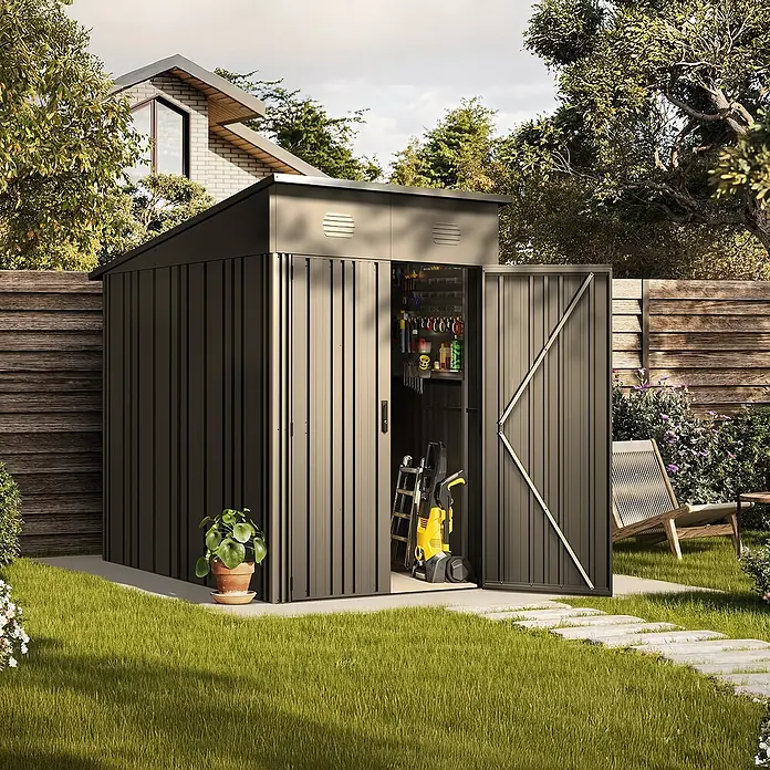 Hoggar Gerätehaus Pioneer Y30 - Außenmaß inkl. Dachüberstand (B x T): 162 x 174 cm, Anthrazit, Stahl, 2,82 m² - Ein geräumiger Gartenschuppen mit geöffneten Türen, der Werkzeuge und Geräte im Garten verstaut, steht auf einem gepflegten Rasen.