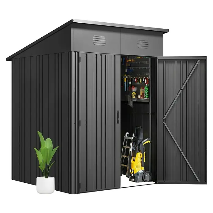 Hoggar Gerätehaus Pioneer Y30 - Außenmaß inkl. Dachüberstand (B x T): 162 x 174 cm, Anthrazit, Stahl, 2,82 m² - Aufnahme eines grauen Metallgartenschuppens mit geöffneten Türen, in dem Werkzeuge und Geräte aufbewahrt werden.