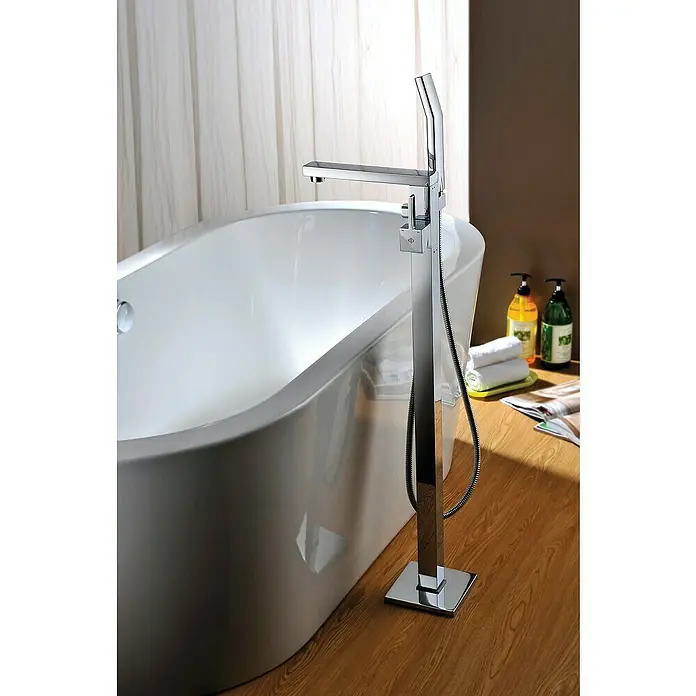 IO Orion Grifo para bañera exenta - Cromo, Brillante - Un moderno grifo de bañera independiente cromado se encuentra junto a una bañera blanca, creando un ambiente elegante en el baño.
