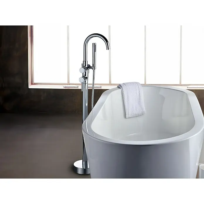 IO Round Grifo para bañera exenta - Cromo, Brillante - Bañera exenta con grifo y toalla blanca. Instalación de baño moderna con un diseño elegante para momentos de relax.