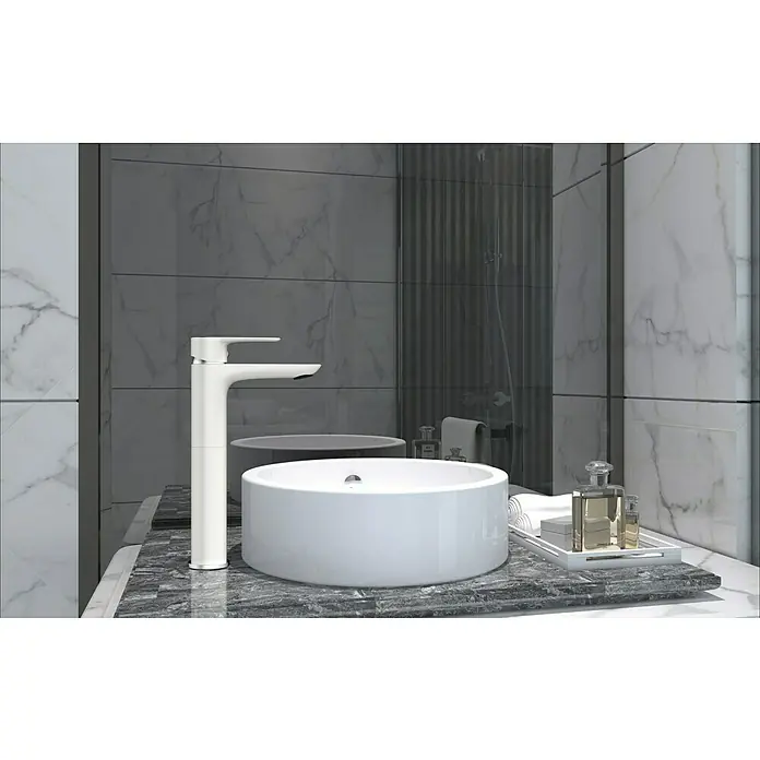 IO Cassio Grifo de lavabo alto - Cromo - Primer plano de un lavabo moderno con grifo blanco y encimera de mármol en un baño elegante.