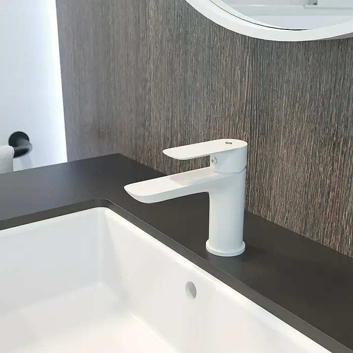 IO Cassio Grifo de lavabo - Blanco - Primer plano de un elegante grifo en un lavabo moderno, que muestra un diseño elegante y una artesanía de alta calidad.