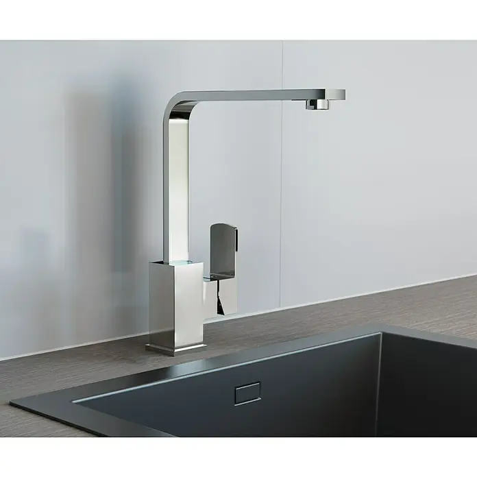 IO Grifo de cocina Quadra - Cromo, Brillante - Elegante grifo de cocina cromado junto a un moderno fregadero negro, perfecto para cualquier cocina elegante.