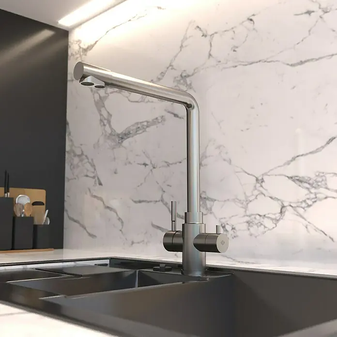 IO Grifo de cocina Osmosis - Acero, Satinado - Primer plano de un moderno grifo de cocina de acero inoxidable sobre un fregadero negro, destacando un diseño elegante.