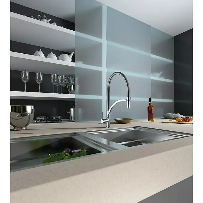 IO Grifo de cocina extraíble Design - Cromo, Brillante - Cocina moderna con fregadero de acero inoxidable, grifo de caño flexible y elegantes estantes con platos y cristalería.