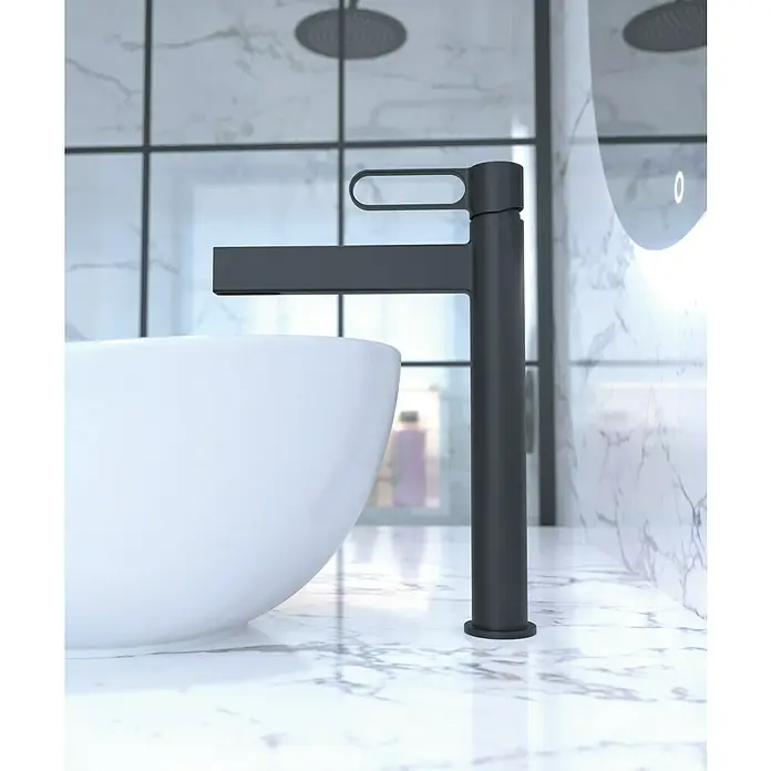 IO Dior Grifo de lavabo alto - Negro - Primer plano de un moderno grifo de baño negro mate con un diseño elegante sobre una encimera de mármol, que muestra elegancia y funcionalidad.