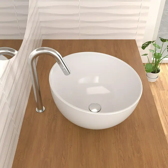 IO Grifo de lavabo alto IO'S 5 - Cromo, Brillante - Un lavabo de baño moderno con grifo sobre una encimera de madera, con una pequeña planta cerca.