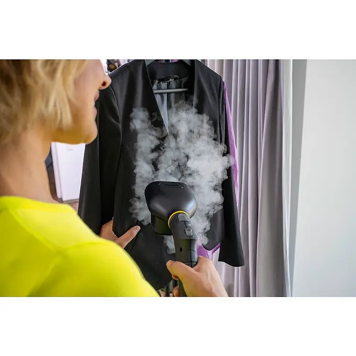 Kärcher Dampfglätter - Kunststoff - Eine Person benutzt einen Kärcher-Dampfglätter, um Falten aus einem schwarzen Blazer zu entfernen, wobei der Dampf die Textilien glättet.
