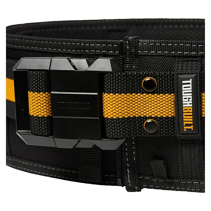 ToughBuilt ClipTech Werkzeuggürtel-Set - L x B: 122 x 4 cm - Detailaufnahme eines Toughbuilt Werkzeuggürtels mit Schnellverschluss und gelben Akzenten für Handwerker.
