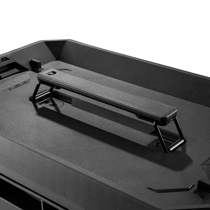 ToughBuilt StackTech Werkzeugkasten Compact - L x B x H: 40 x 26 x 34 cm, Kunststoff, Traglast: 34 kg - Nahaufnahme eines schwarzen Werkzeugkoffers mit Griff. Der Koffer ist robust und ideal für den Transport von Werkzeugen und Ausrüstung.