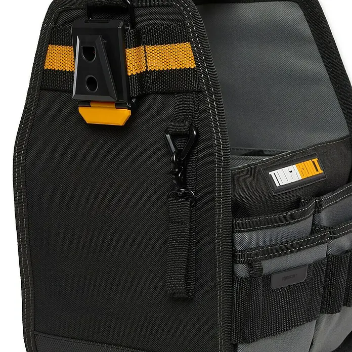 ToughBuilt ClipTech Werkzeugtasche - L x B x H: 22 x 30,5 x 34 cm, Polyester - Nahaufnahme einer ToughBuilt Werkzeugtasche mit einem Clipverschluss und einer kleinen Schlaufe, ideal für Handwerker und Heimwerker.