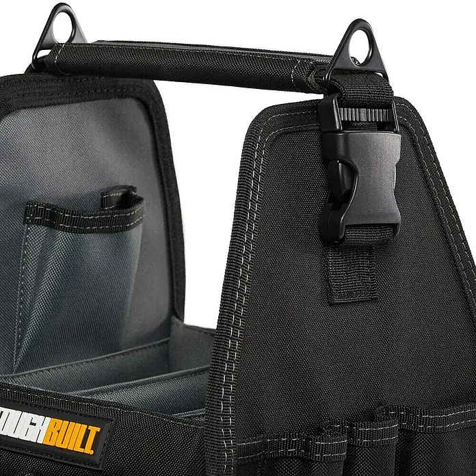 ToughBuilt ClipTech Werkzeugtasche - L x B x H: 22 x 30,5 x 34 cm, Polyester - Nahaufnahme einer schwarzen Werkzeugtasche, die Details wie Griff und Schnalle zeigt, ideal für Handwerker und Heimwerker.