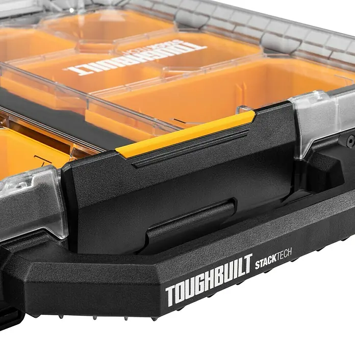 ToughBuilt StackTech Kleinteilmagazin - L x B x H: 47 x 53 x 9,4 cm, Kunststoff, Anzahl Fächer: 10 Stk. - Detailaufnahme einer ToughBuilt StackTech Werkzeugkiste mit transparentem Deckel und orangefarbenen Fächern, die Ordnung und Übersichtlichkeit bietet.