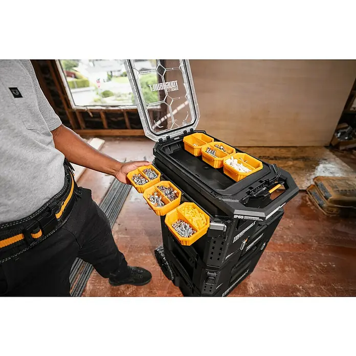 ToughBuilt StackTech Halterung - L x B x H: 40 x 5 x 8 cm, Schwarz - Ein ToughBuilt Werkzeugkoffer mit herausnehmbaren gelben Behältern, ideal zur Aufbewahrung von Kleinteilen wie Schrauben und Muttern.
