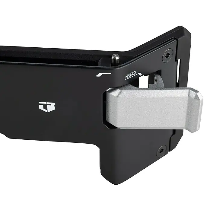ToughBuilt StackTech Halterung - L x B x H: 40 x 5 x 8 cm, Schwarz - Schwarzer Metallmechanismus mit silberfarbenem "RELEASE"-Hebel, Pfeil und Logo, befestigt mit einer Sternschraube.