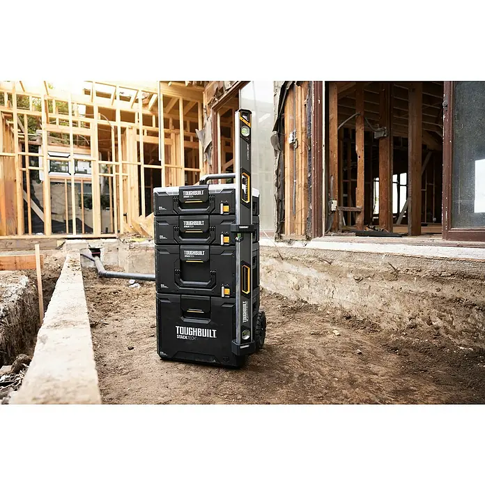 ToughBuilt StackTech Werkzeughalter - L x B x H: 11 x 8,4 x 9,3 cm, 2 -tlg. - Bild eines Toughbuilt Stacktech Werkzeugkastens mit einer Wasserwaage, der auf einer Baustelle steht.