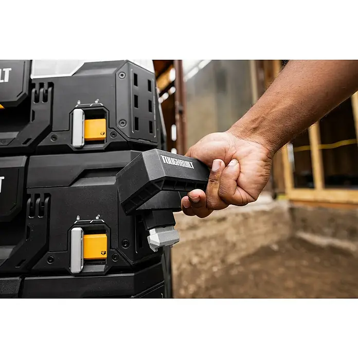 ToughBuilt StackTech Werkzeughalter - L x B x H: 11 x 8,4 x 9,3 cm, 2 -tlg. - Ansicht eines Toughbuilt Werkzeugkastens mit einem Griff, der von einer Hand gehalten wird. Ideal für die Organisation von Werkzeugen.