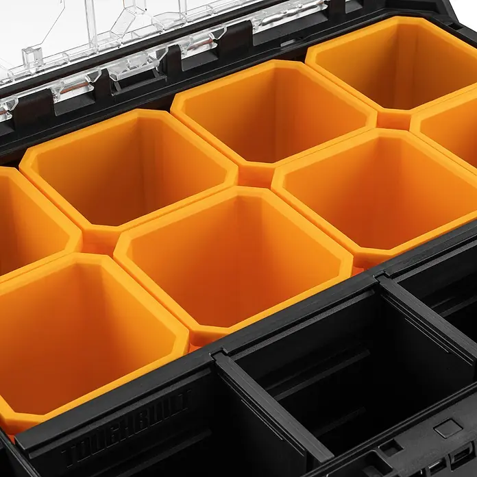 ToughBuilt StackTech Kleinteilmagazin - L x B x H: 40 x 53 x 18 cm, Kunststoff, Anzahl Fächer: 8 Stk. - Detailaufnahme eines ToughBuilt Organizer-Koffers mit transparentem Deckel und gelben Fächern zur Aufbewahrung von Werkzeugen und Kleinteilen.