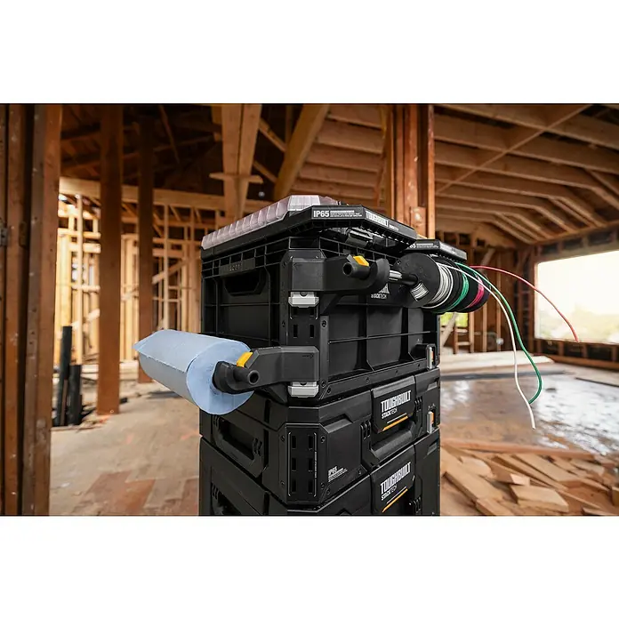 ToughBuilt StackTech Rollenhalter - L x B x H: 54 x 15 x 9 cm, Kunststoff, Schwarz - Produktaufnahme eines Toughbuilt Stacktech Aufbewahrungssystems, das mit Zubehör wie einer Papierhandtuchrolle ausgestattet ist.