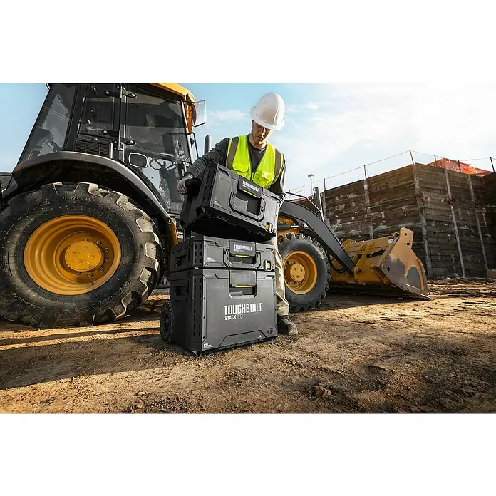 ToughBuilt StackTech Werkzeugkoffer-Set 3-tlg. - L x B x H: 50 x 56 x 83 cm, 3 -tlg., Räder - Der TOUGHBUILT StackTech Werkzeugkoffer, der ultimative mobile Werkzeugorganisator für jede Baustelle, wird von einem Bauarbeiter gestapelt.