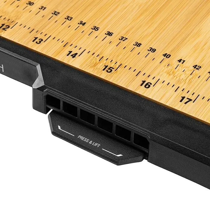 ToughBuilt StackTech Arbeitsplatte - L x B x H: 41 x 53 x 3,8 cm, Holz - Nahaufnahme eines Bambus-Messgeräts mit schwarzer Kunststoffhalterung und "PRESS & LIFT"-Funktion für präzise Messungen.