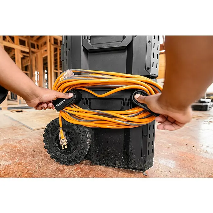 ToughBuilt StackTech Kabelhalter - Kunststoff - Das robuste Toughbuilt-Werkzeugkoffer-System mit einem aufgewickelten orangefarbenen Verlängerungskabel zur einfachen Aufbewahrung und zum Transport.