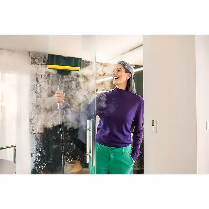 Kärcher Fensterdüse Comfort - Passend für: Kärcher Dampfreiniger - Eine Frau reinigt eine Duschkabine mit einem Kärcher Dampfreiniger. Der Dampf löst mühelos Kalk und Schmutz.