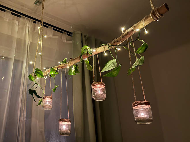 Fertiger DIY Lichterzweig mit Einmachgläsern und Teelichtern, verziert mit einer Ranke