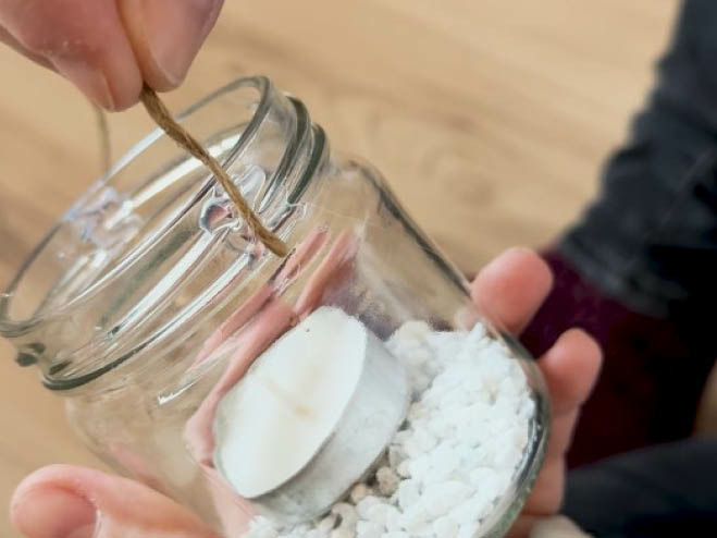 Bindefaden wird mit Heißklebepistole an das Einmachglas geklebt um eine Schlaufe zu schaffen